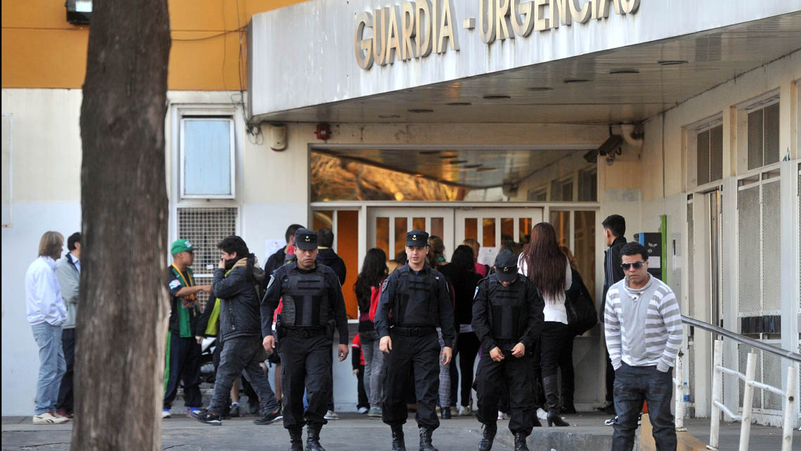 Otra vez la violencia y la muerte. Ahora, fue en Nueva Chicago (Foto: Télam). Otra vez la violencia y la muerte. Ahora, fue en Nueva Chicago (Foto: Télam).