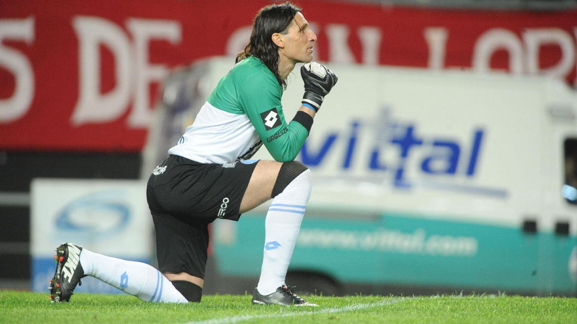 Olave fue el foco de insulto para los hinchas de Estudiantes (Foto: Fotobaires).