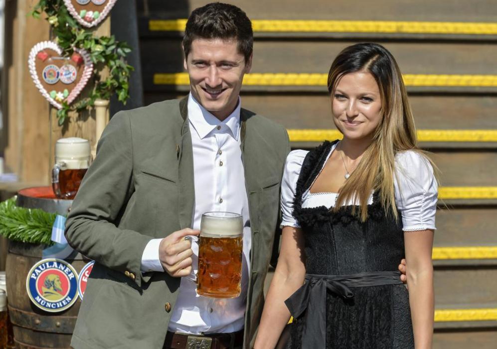 El goleador Robert Lewandowski con su mujer Anna.