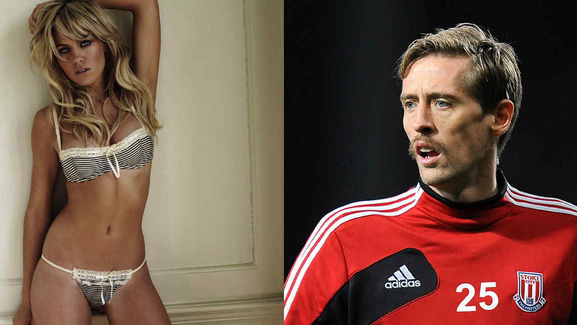 Peter Crouch y la modelo británica Abigail Clancy. Peter Crouch y la modelo británica Abigail Clancy.