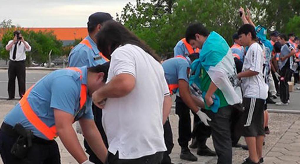 Cuatro detenidos por tirar de la tribuna a Emanuel Balbo