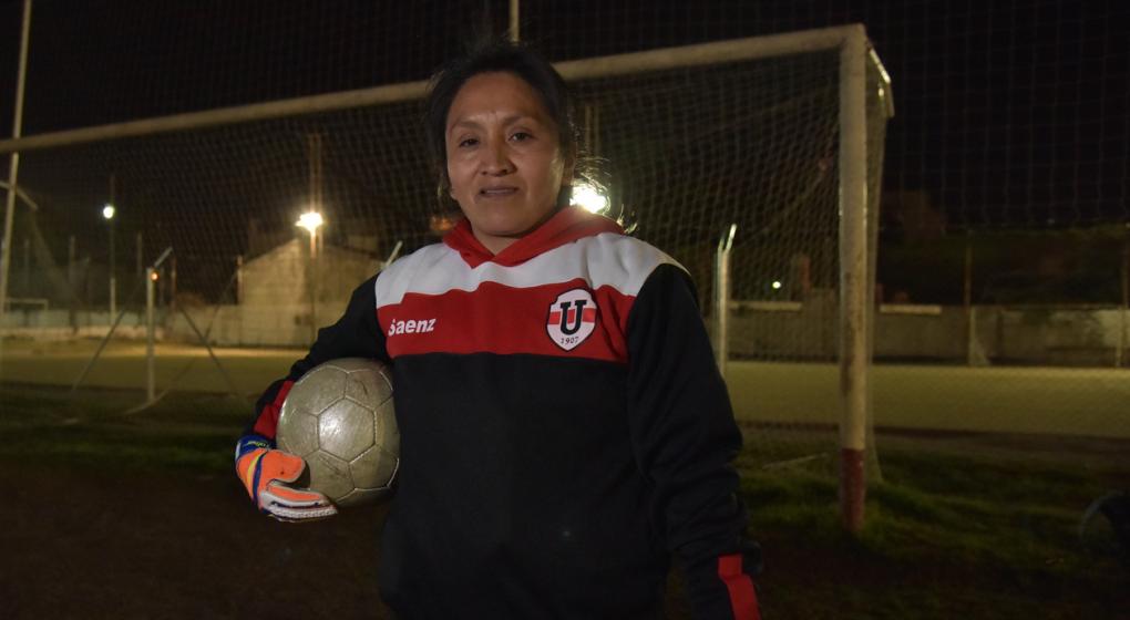Maura, la jugadora de Universitario que ataja a los 46 años