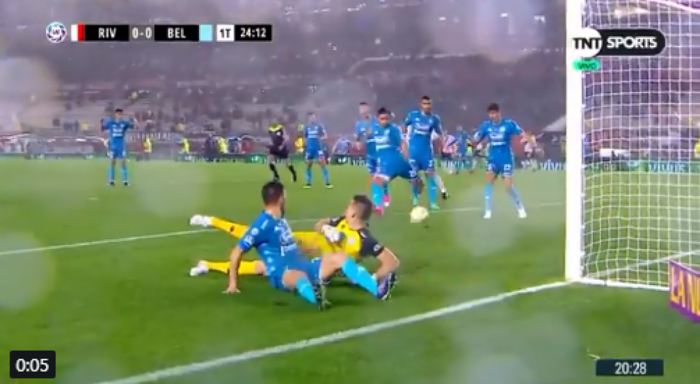 Encima que la pasaba mal... Luna casi hace un gol en contra en Belgrano