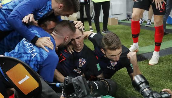 El atacante de la Juventus y varios de sus compañeros cayeron arriba de varios reporteros gráficos