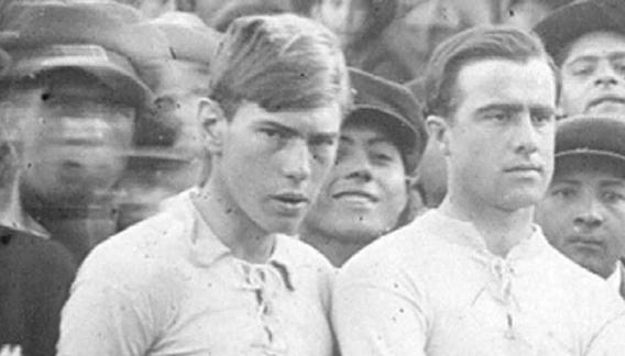 Luis Justo Dalbes (izquierda), en una foto de 1918, junto a Juan Unamúnzaga. Tenía 18 años. (Colección Gustavo Farías)