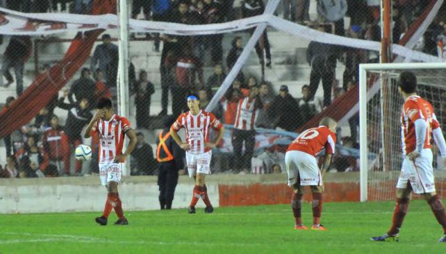 Los jugadores de Instituto y una noche para el olvido ante Independiente (Foto: Sergio Cejas).