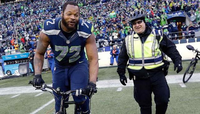 Jugador de fútbol americano le robó una bici a la policía para